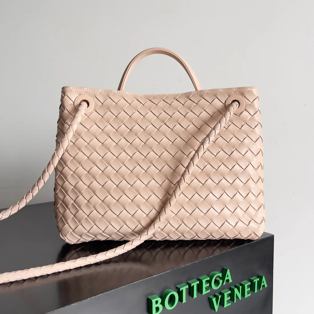 The 2023 new Andiamo batch of 2260 BV has been shipped‼ ️Really popular🔥The new Andiamo woven handbag launched by Bottega Veneta this season is really popular all over the world! ! Celebrities at home and abroad have worn it, and Oscar-winning actress Michelle Yeoh has taken it out on the street. Song Jia, Trai Yara, Yu Feihong, Sanji Ayaka, Rosie Hunting-Whiteley, Yoshioka Riho, etc. have all picked up this bag. It is classic and versatile, showing off its temperament, and the bag capacity is also large, which is very convenient for daily commuting! ! A variety of carrying methods, the shoulder straps can be adjusted by yourself, the original lambskin feels soft and delicate, and the unisex style breaks the gender boundaries and brings a more practical and long-lasting use experience. Andiamo, which has both elegant and casual styles, perfectly interprets the true appearance of "fashionable old money style". Style number: 743572 Size: 32*24*12